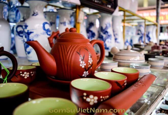 Ấm trà bằng chất liệu gốm cổ điển và phong cách